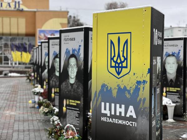У Рівному на майдані Незалежності встановили 37 нових портретів загиблих захисників - INFBusiness