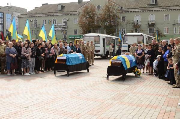 У Рівному попрощались із військовими Андрієм Благодирем та Павлом Ващиком (ВІДЕО) - INFBusiness