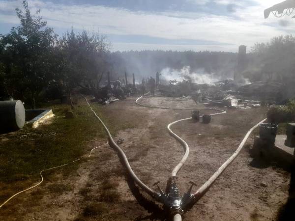 Знищено трактор, станки, речі домашнього вжитку: у Рівненському районі пожежа знищила дві господарські будівлі - INFBusiness