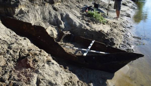Біля Чернігова пошкодили давній дерев’яний човен, виявлений в Десні - INFBusiness