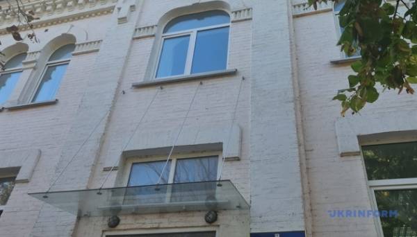 Російський ракетний обстріл пошкодив пам’ятку архітектури «Будинок школи сліпих» у Чернігові - INFBusiness