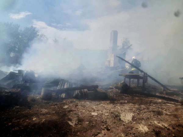 Знищено трактор, станки, речі домашнього вжитку: у Рівненському районі пожежа знищила дві господарські будівлі - INFBusiness