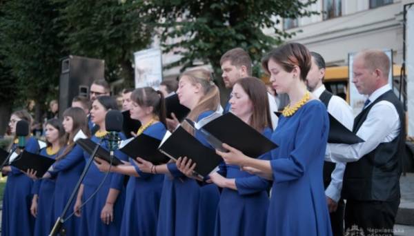 До річниці виконання «Червоної рути» у Чернівцях співали пісні Івасюка - INFBusiness
