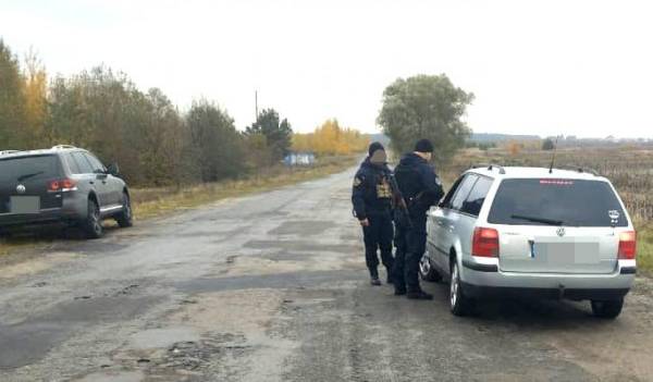 Під час відпрацювання на півночі Рівненщини поліцейські вилучили зброю, незаконну деревину, цигарки та алкоголь - INFBusiness