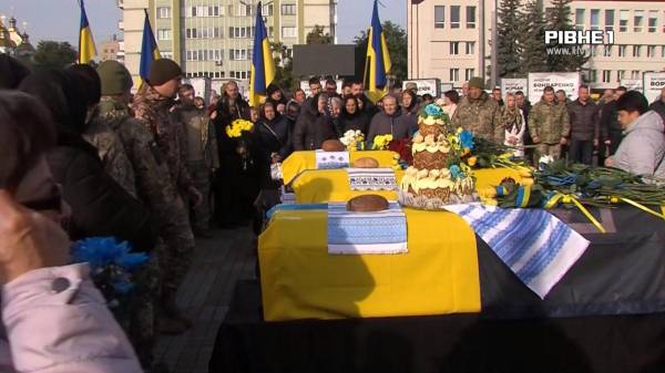 Пішли на фронт не вагаючись: Рівне попрощалося з трьома захисниками України (ВІДЕО) - INFBusiness