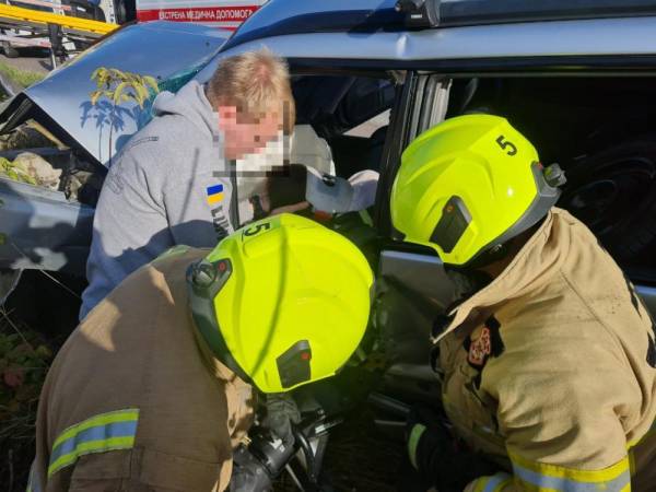 У Дубенському районі рятувальники деблокували потерпілу водійку із понівеченого внаслідок ДТП автомобіля - INFBusiness