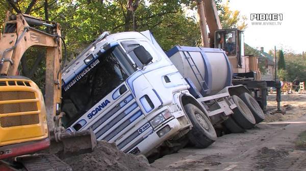 У Здолбунові вантажівка провалилася під землю: Що відомо? (ВІДЕО) - INFBusiness