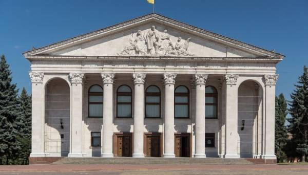 Чернігівський драмтеатр відкриває сезон після влучання ракети - INFBusiness