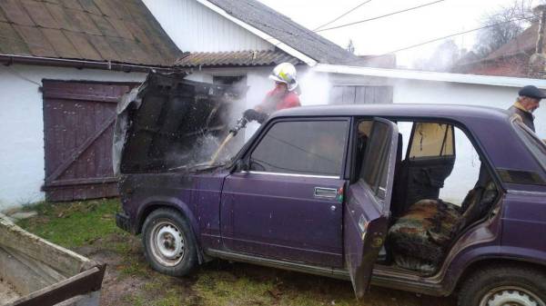 На Рівненщині вогнеборці ліквідували пожежу в легковику - INFBusiness