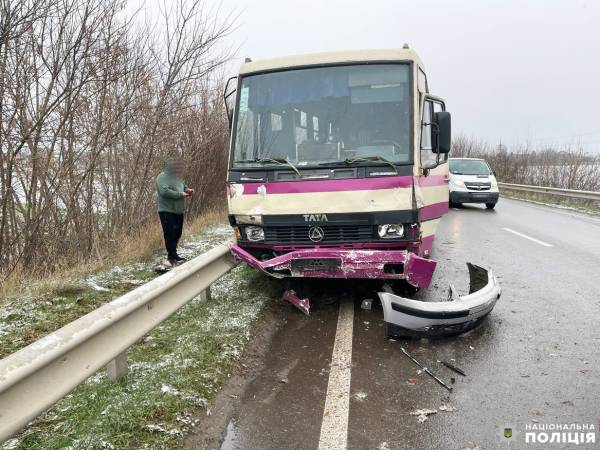 У Рівненському районі зіткнулися автомобіль та маршрутка: травмувалася водійка легковика - INFBusiness