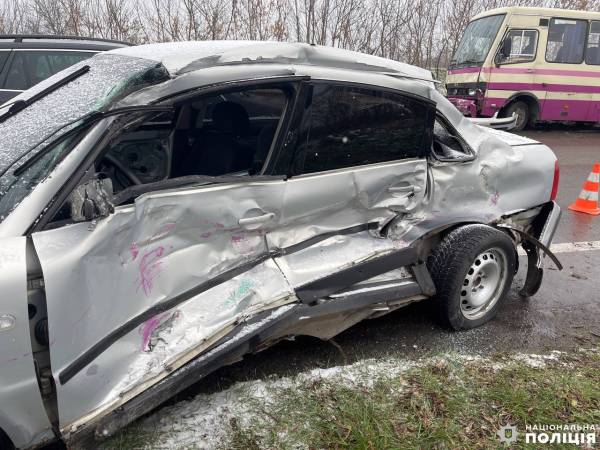 У Рівненському районі зіткнулися автомобіль та маршрутка: травмувалася водійка легковика - INFBusiness