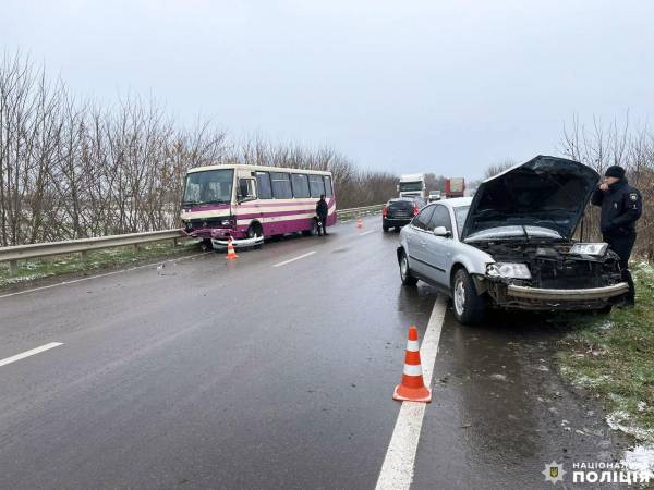 У Рівненському районі зіткнулися автомобіль та маршрутка: травмувалася водійка легковика - INFBusiness