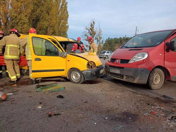 Рятувальники деблокували потерпілого водія: деталі ДТП за участю чотирьох автівок у Рівненському районі - INFBusiness