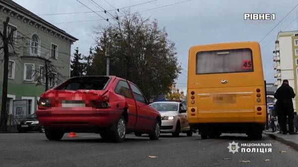 Двоє людей отримали травми - у центрі Рівного зіштовхнулись маршрутка та легковик (ВІДЕО) - INFBusiness