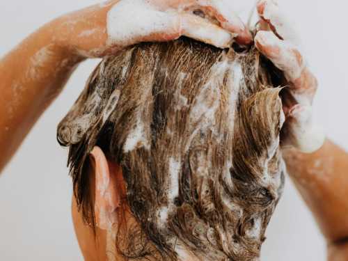Трихологи розповіли до чого може призвести челендж мити голову раз на місяць - INFBusiness