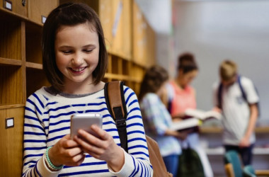Омбудсмен: школи потребують правил щодо смартфонів - INFBusiness
