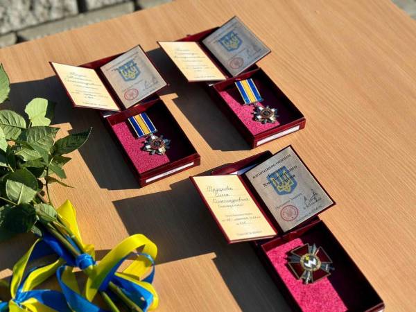 Пам`ять та повага: у Костополі посмертно нагородили українських військових за їхні подвиги (ВІДЕО) - INFBusiness
