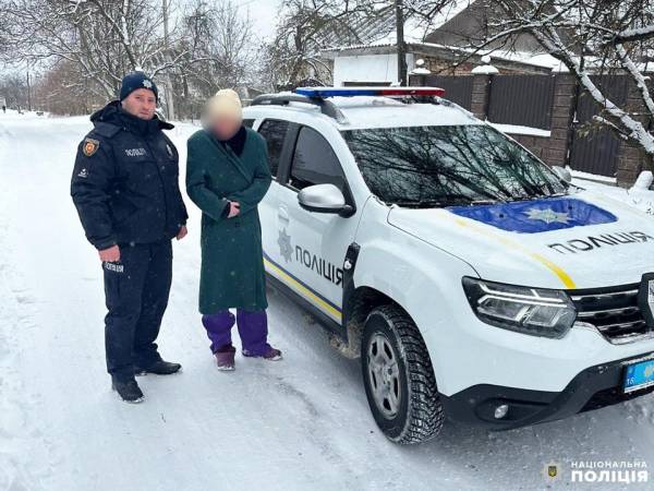 Рідні відмовилися забирати: в Острозі поліцейські попіклувалися про дезорієнтовану жінку - INFBusiness