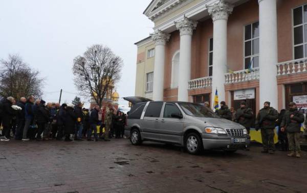 У Здолбунові попрощались з бійцем, який помер у лікарні від травм - INFBusiness