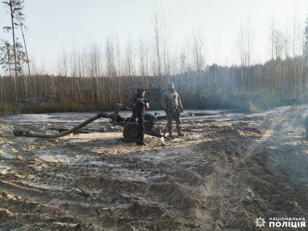 На Рівненщині чотирьох старателів викрили на видобутку бурштину - серед них двоє неповнолітніх - INFBusiness