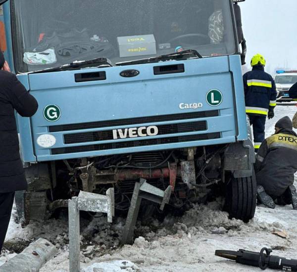 На Рівненщині рятувальники деблокували вантажівку з дорожнього відбійника - INFBusiness