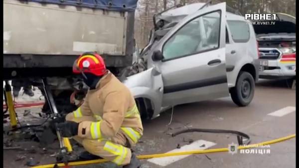 Загинуло двоє киян: у Рівненському районі легковик в'їхав у вантажівку (ВІДЕО) - INFBusiness