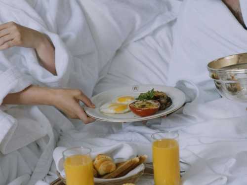 Лікарі пояснили, якими проблемами для здоров'я обернеться сніданок у ліжку - INFBusiness