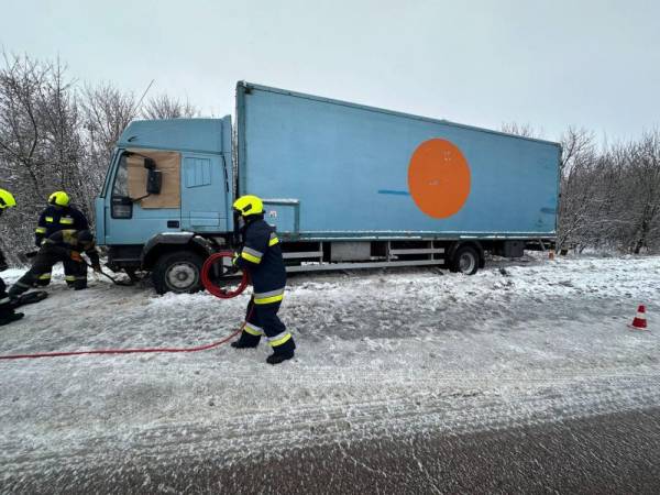 На Рівненщині рятувальники деблокували вантажівку з дорожнього відбійника - INFBusiness