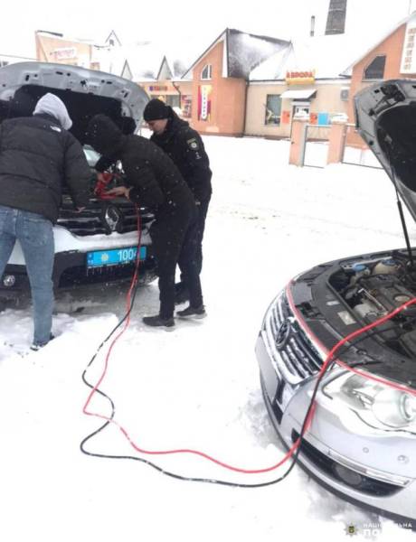 На Рівненщині поліцейські допомогли зарядити акумулятор автівки місцевого жителя - INFBusiness