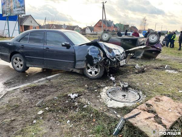 ДТП у Володимирці: від зіткнення двох легковиків одну з автівок відкинуло на тротуар з дітьми - INFBusiness