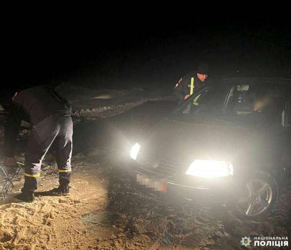 Жителька столиці заблукала на Рівненщині: сарненські поліцейські звільнили зі снігового замету авто - INFBusiness