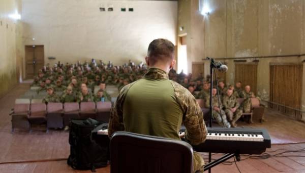 Військовий ЗСУ Михайло Олійник випустив альбом фортепіанних творів, написаних на передовій - INFBusiness