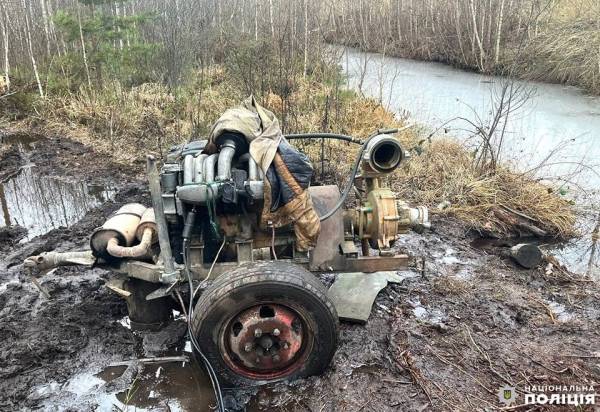 На півночі Рівненщини поліцейські вилучили три мотопомпи та знаряддя для видобутку бурштину - INFBusiness