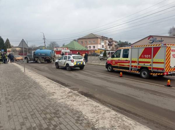 На Рівненщині рятувальники ліквідували наслідки ДТП за участю трьох автомобілів - INFBusiness