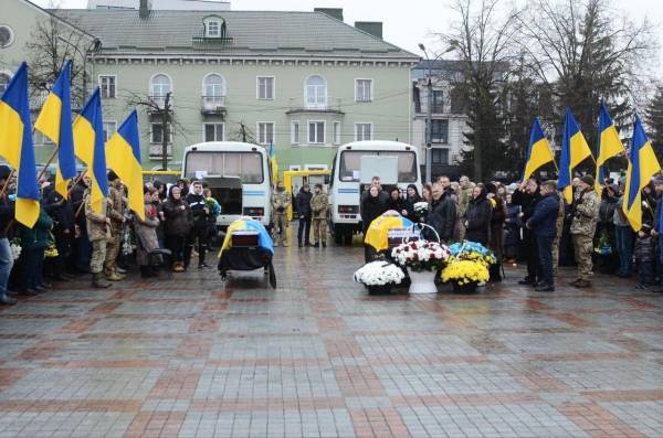 Сьогодні Рівненська громада попрощалася із двома Героями - INFBusiness