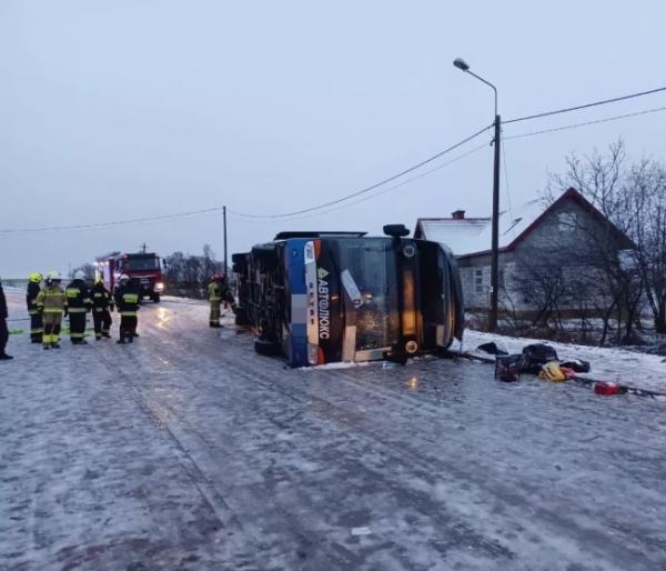 У Польщі перекинувся український автобус: постраждали 20 українців - INFBusiness