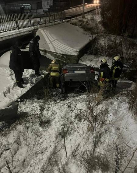ДТП у Рівному: легковик з’їхав у меліоративний канал