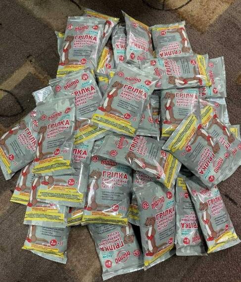 Рівненська бібліотека зібрану російську макулатуру “обміняла” на грілки для військових