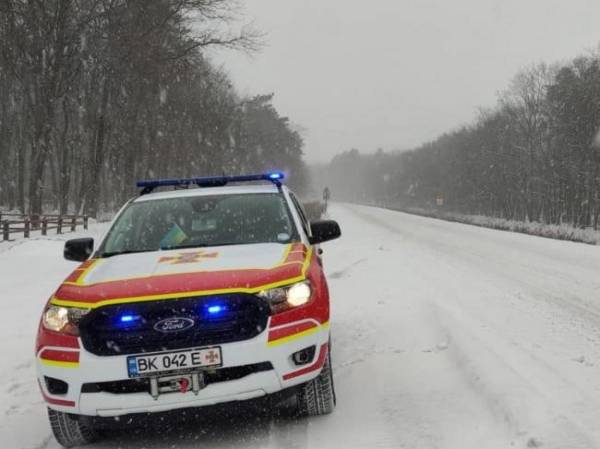 Рятувальники Рівненщини готові надавати допомогу водіям на засніжених дорогах - INFBusiness