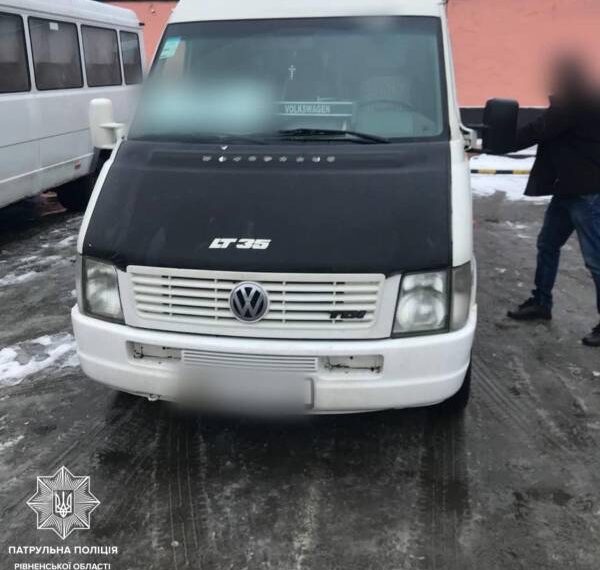У Рівному патрульні поліцейські виявили керманича з, ймовірно, підробленим документом