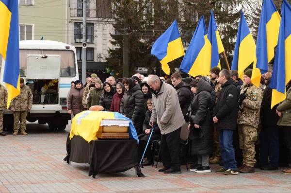 Павло Невесенко, Христина Дарморост, Павло Стецюк Все життя стояв на сторожі спокою та безпеки рівнян: У Рівному попрощалися з Романом Кондратюком (ВІДЕО) - INFBusiness