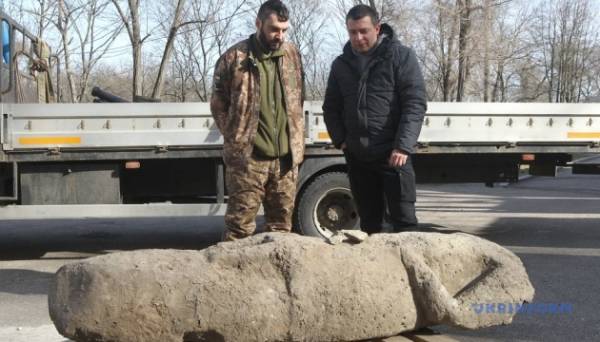 У Дніпро привезли врятовану з-під обстрілів кам'яну половецьку бабу - INFBusiness