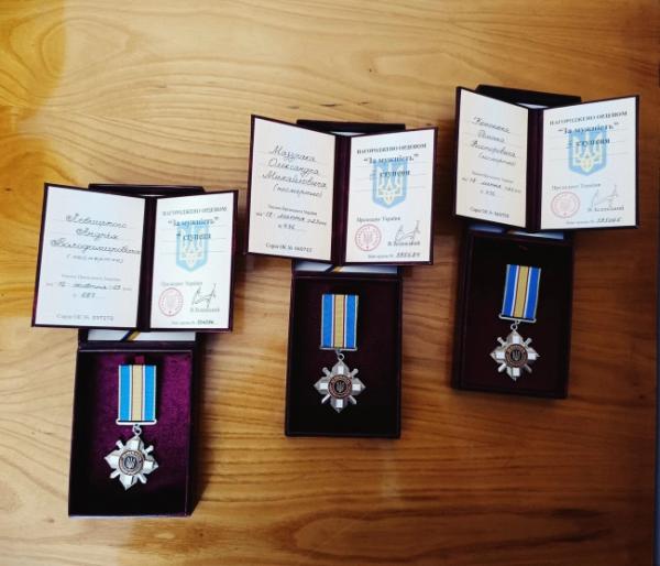 Рідним загиблих воїнів з Острожчини вручили їхні ордени "За мужність" - INFBusiness