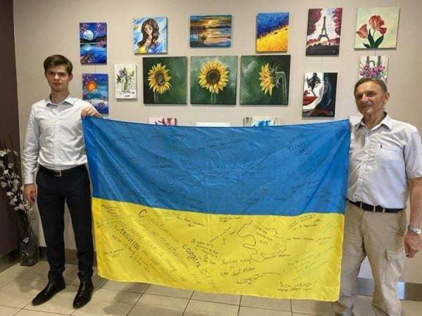 Австралійському музею передали український прапор з підписами Захисників - INFBusiness