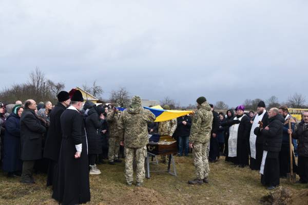 На Рівненщині попрощалися із загиблим військовослужбовцем Сергієм Тивончуком (ФОТО) - INFBusiness