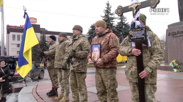 Майже місяць не виходив на зв`язок: Рівне попрощалося з військовослужбовцем Володимиром Кривоносовим (ВІДЕО) - INFBusiness