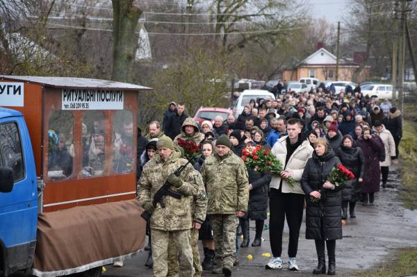 На Рівненщині попрощалися із загиблим військовослужбовцем Сергієм Тивончуком (ФОТО) - INFBusiness