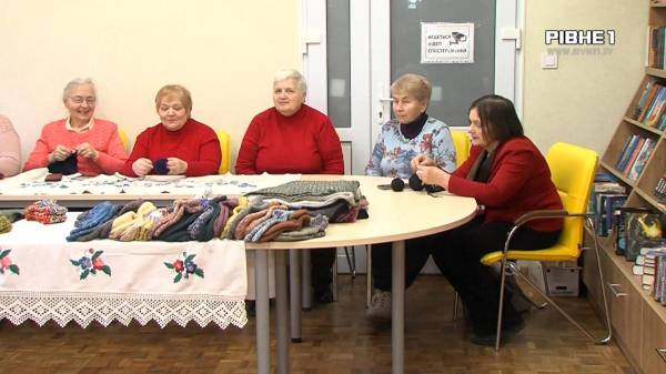 Теплі речі для ЗСУ: На Рівненщині пенсіонерки в`яжуть теплі речі для захисників (ВІДЕО) - INFBusiness