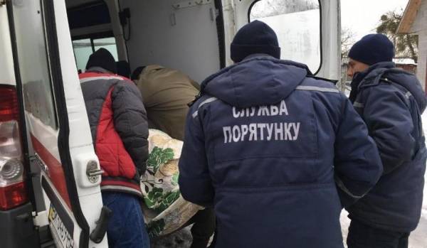 Рятувальники на Рівненщині допомогли транспортувати важкохвору жінку до швидкої - INFBusiness
