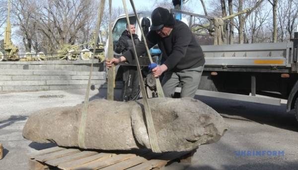 У Дніпро привезли врятовану з-під обстрілів кам'яну половецьку бабу - INFBusiness